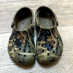 Camo crocs c8